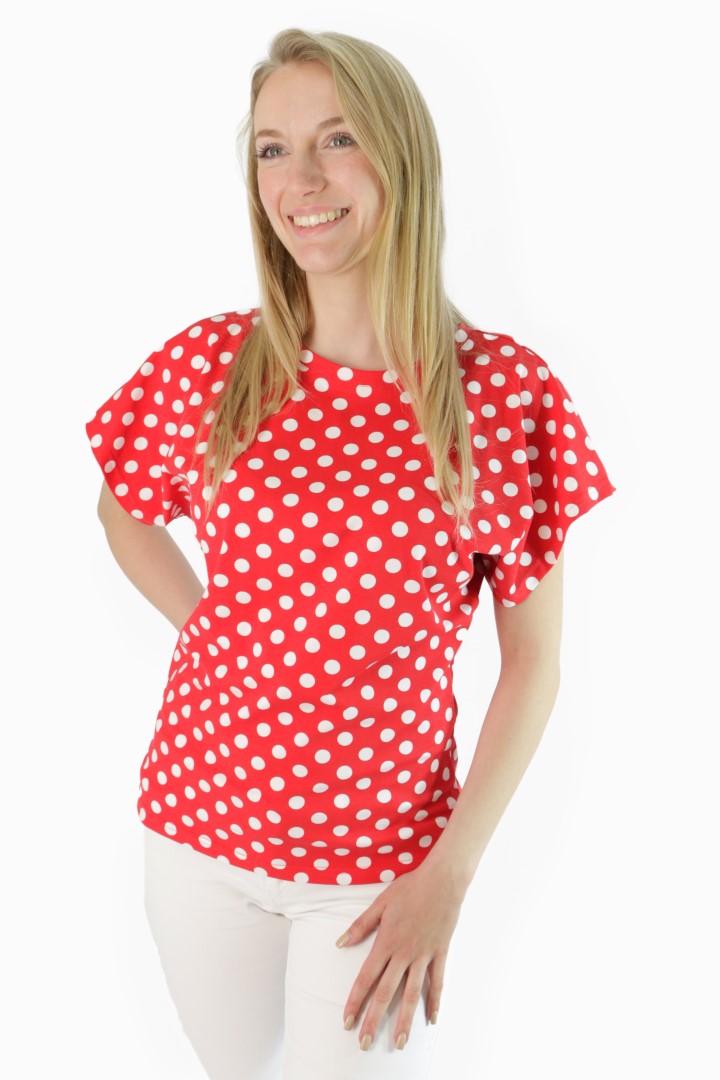 Rotes T-Shirt mit Punkten
