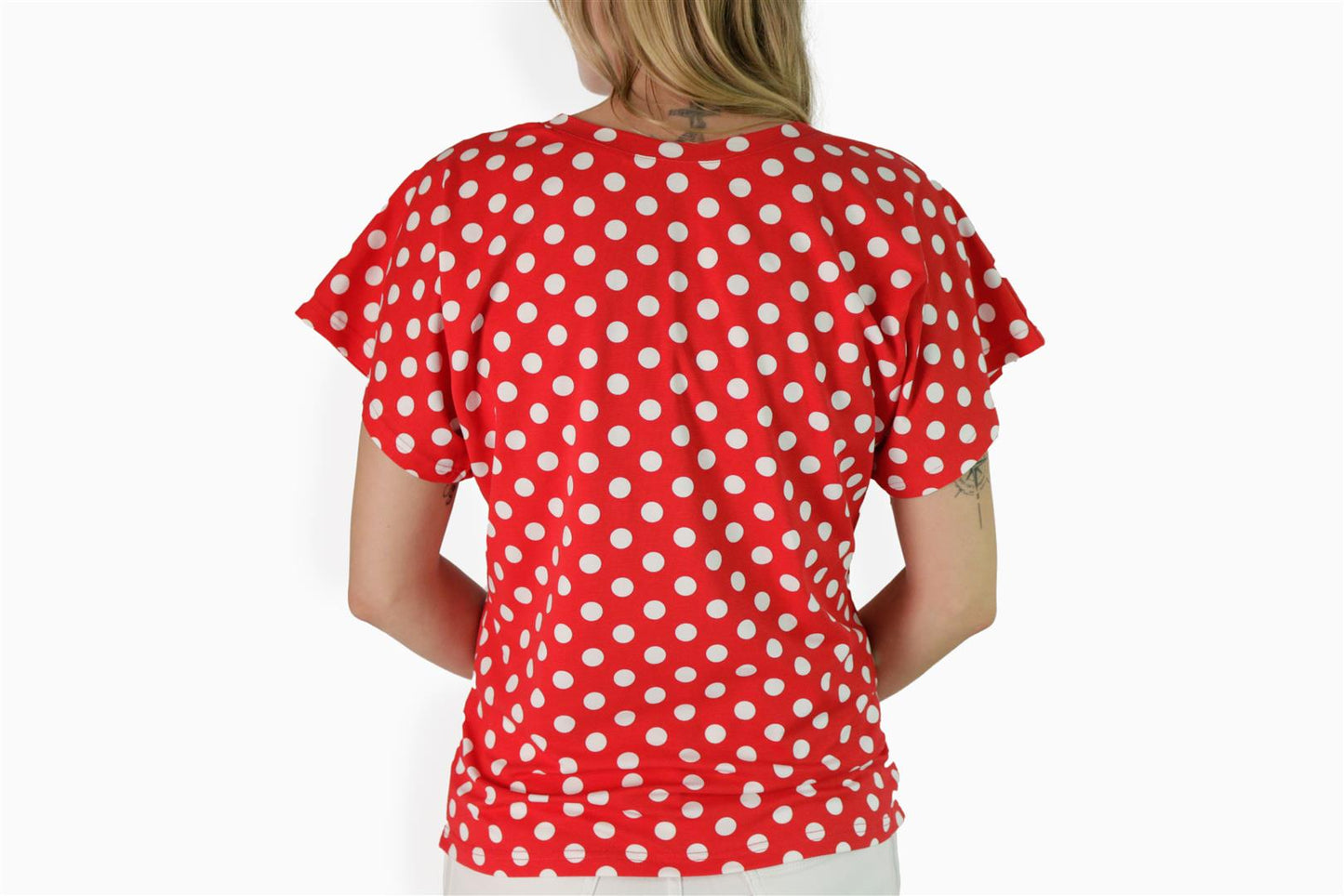 Rotes T-Shirt mit Punkten