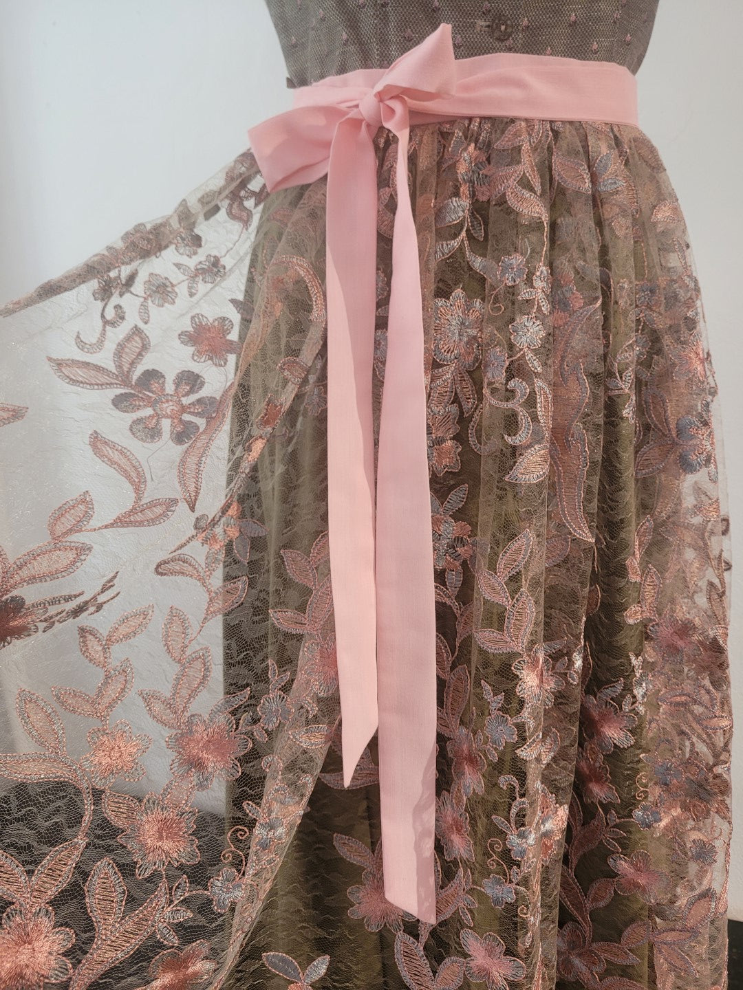 Spitzenschürze in rosa zum Dirndl