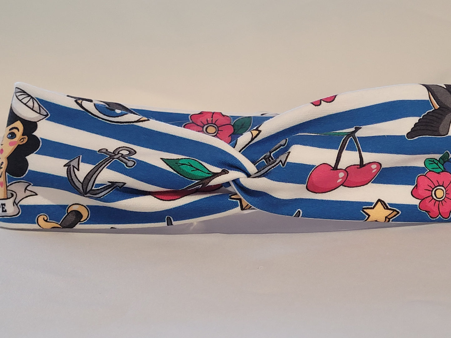 Blau weiß gestreiftes Knotenhaarband mit maritimen Motiven im Rockabilly Stil