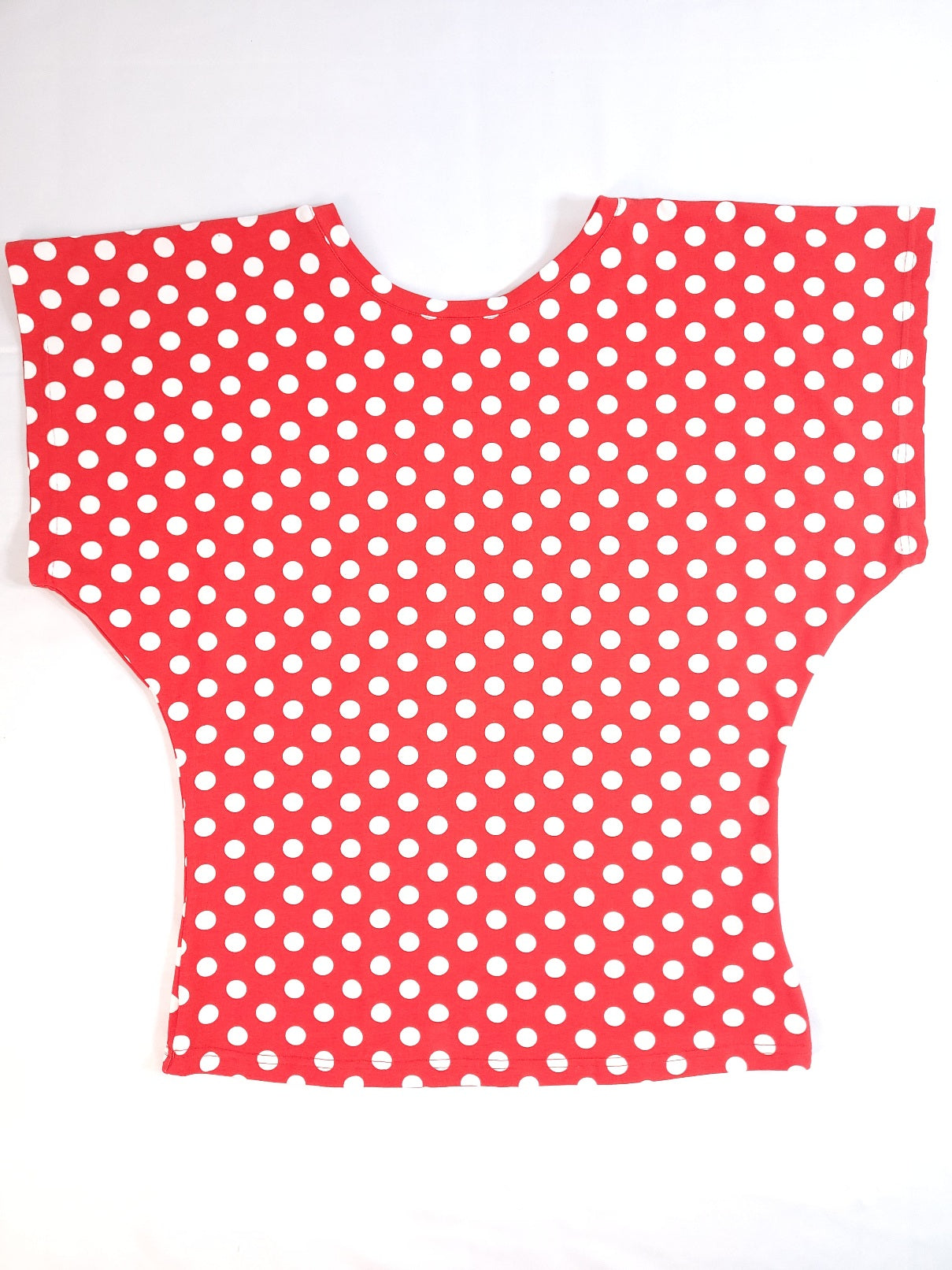 Rotes Shirt mit Punkten mit angeschnittenem Ärmel