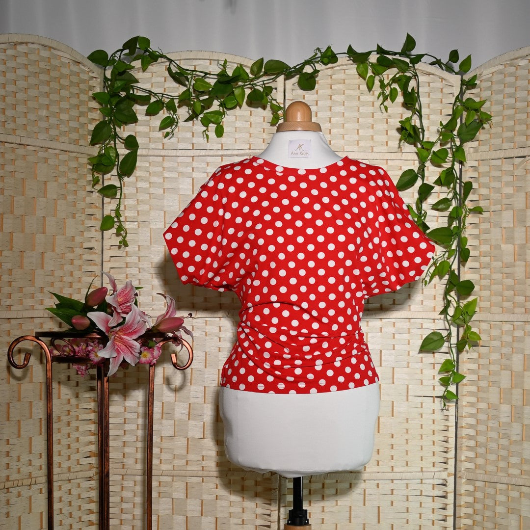 Rotes T-Shirt mit Punkten