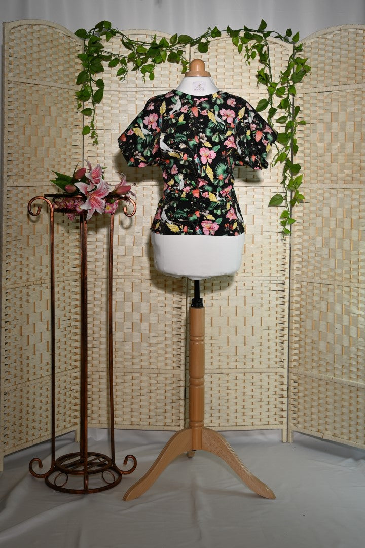 Schwarzes Shirt mit bunten Blumen/ Hibiscus