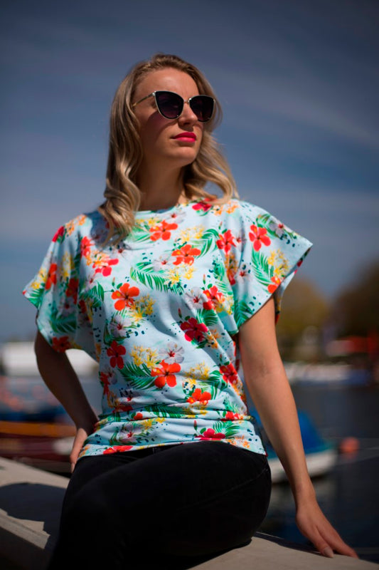 Shirt mit angeschnittenem Arm und tropischen Blumen in mint
