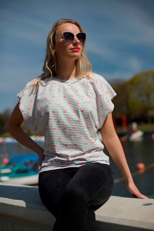 Weißes T-Shirt mit schwarzen Streifen und Rosa Flamingos