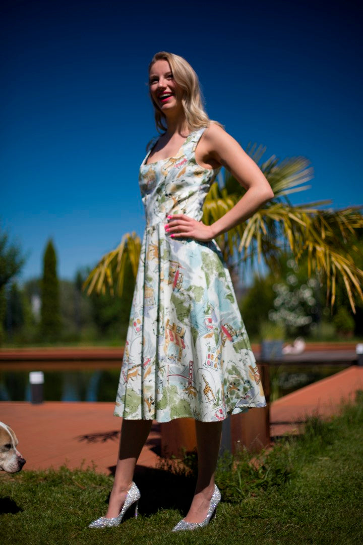 Bunt bedrucktes Kleid mit tiefem Dirndl Ausschnitt