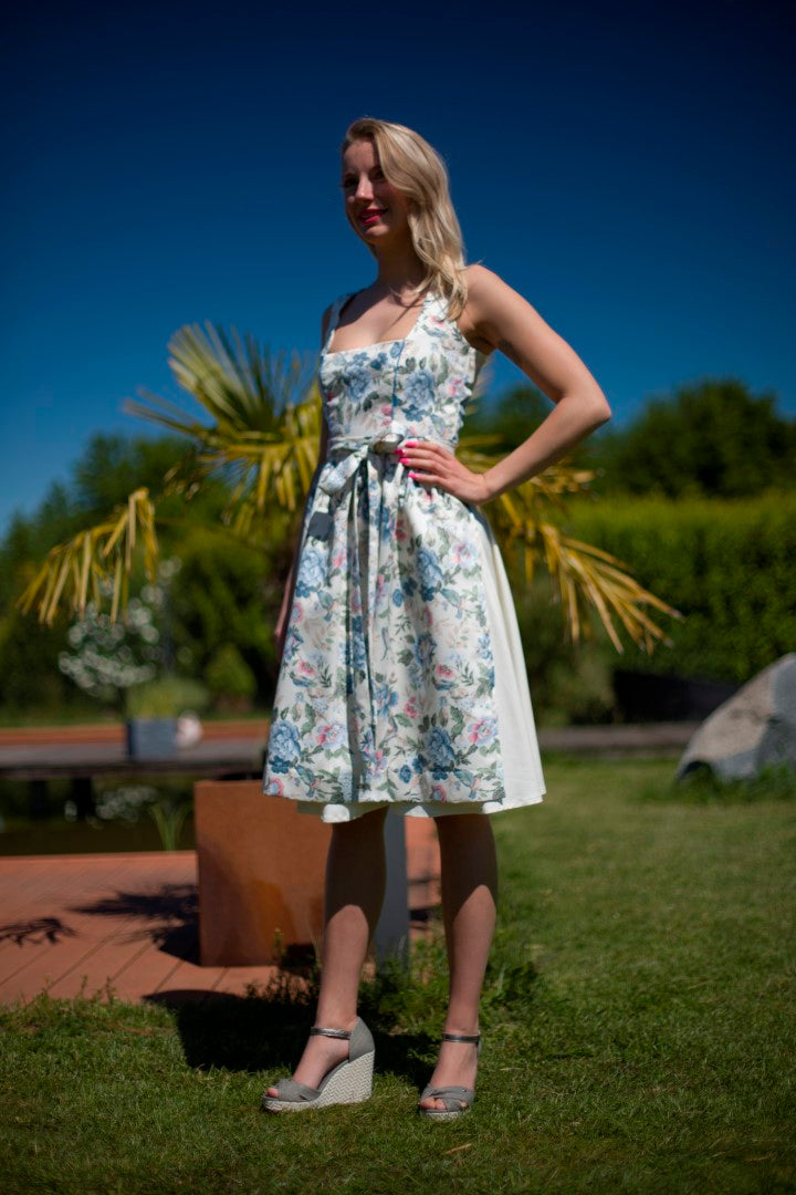 Dirndl Kleid mit Blumendruck und Schürze 