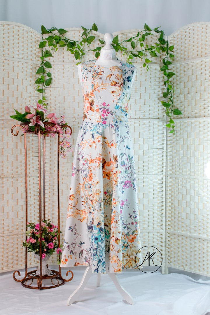 Wadenlanges Kleid im Dirndl Stil mit schwingendem Rock und floralem Muster