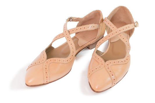 Spitze Ballerina in beige mit Lochmuster und Schnallenverschluß