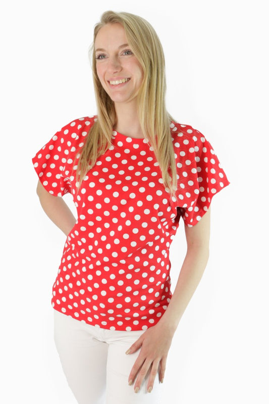 Rotes T-Shirt mit Punkten