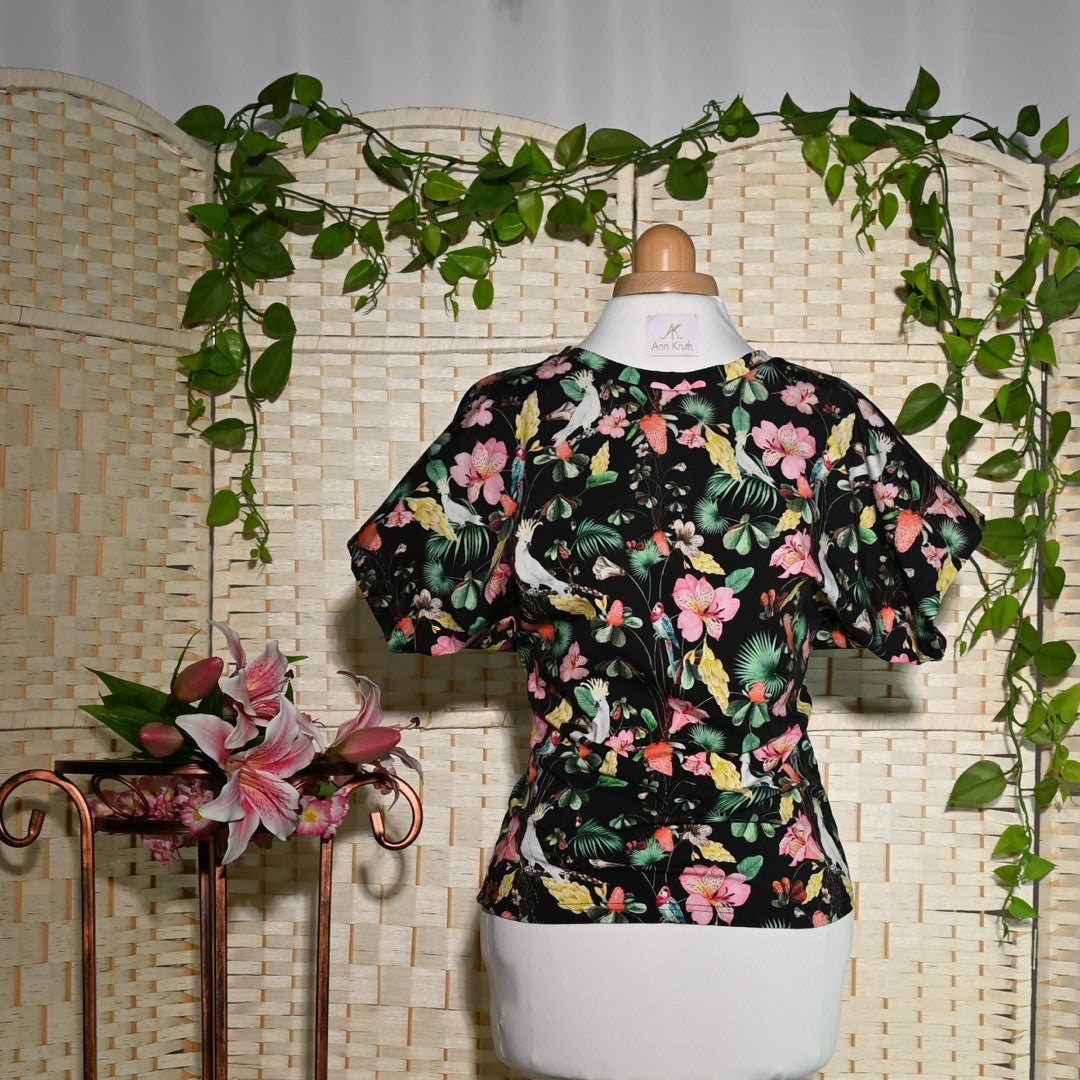 Schwarzes Shirt mit bunten Blumen/ Hibiscus