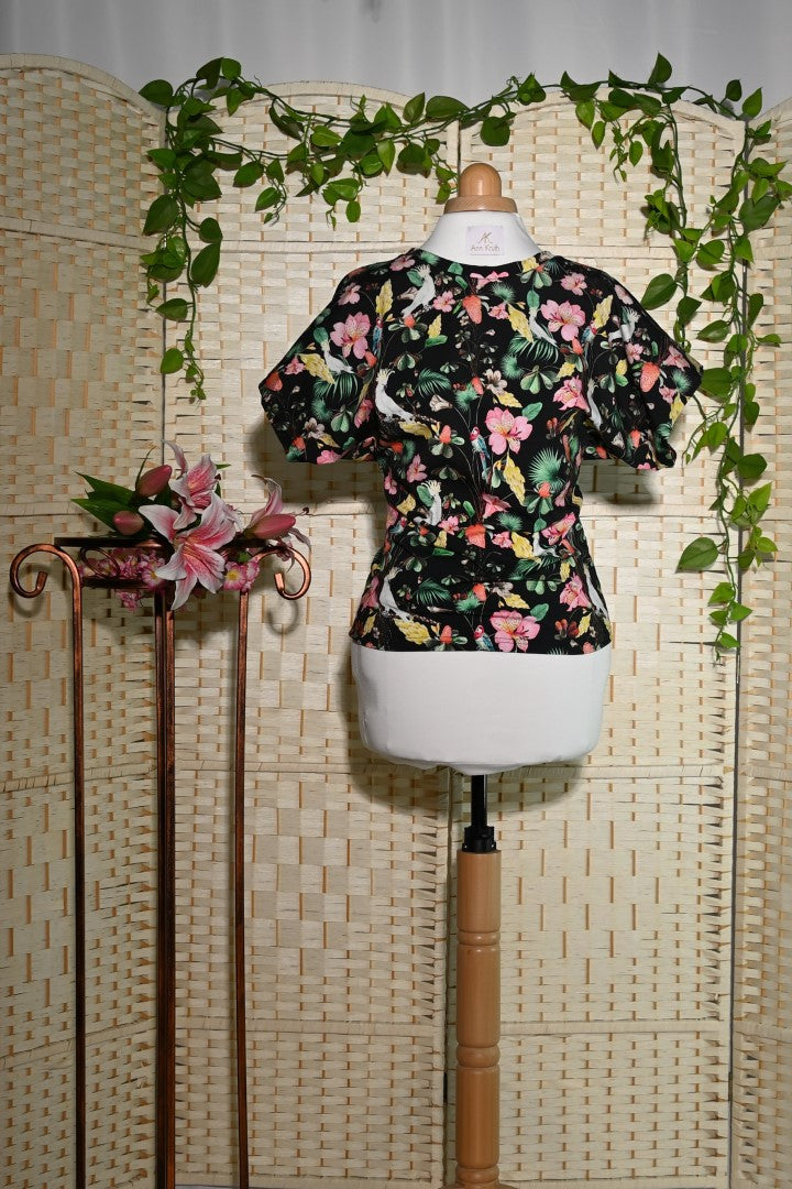 Schwarzes Shirt mit bunten Blumen/ Hibiscus