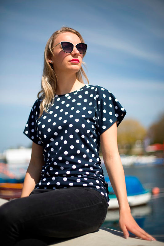 Blaues T-Shirt mit Punkten im Rockabilly Stil