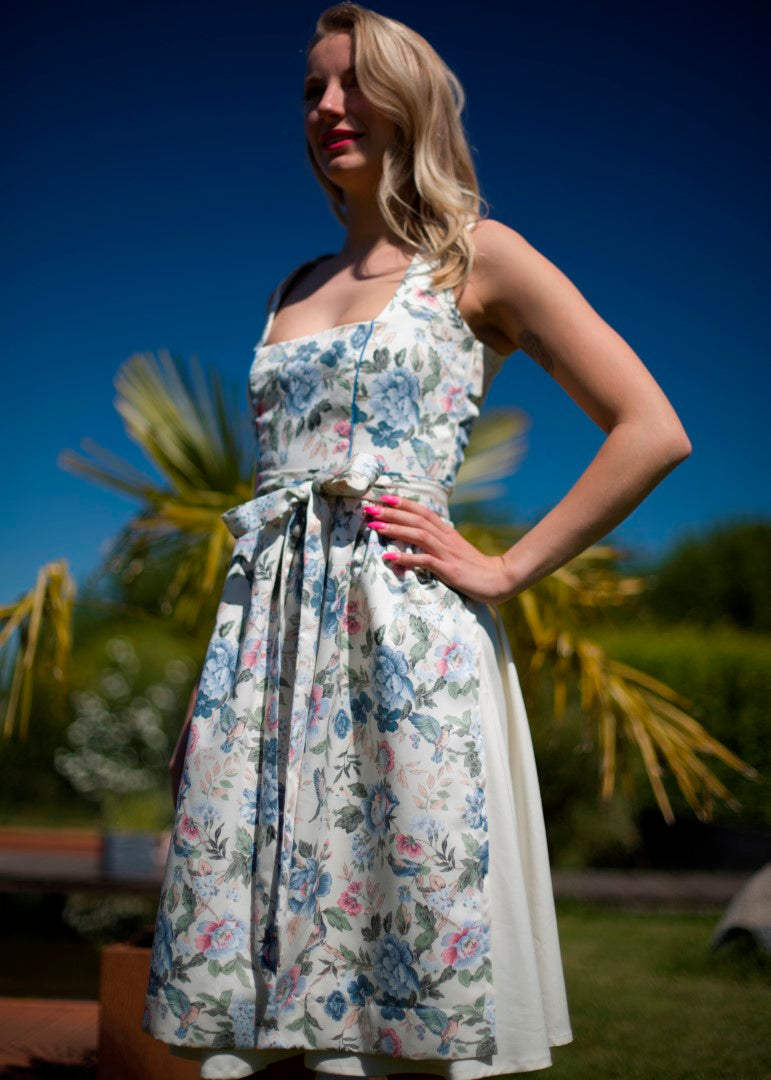 Dirndl-Kleid mit Blumen-Print mit Schürze und Faltenrock